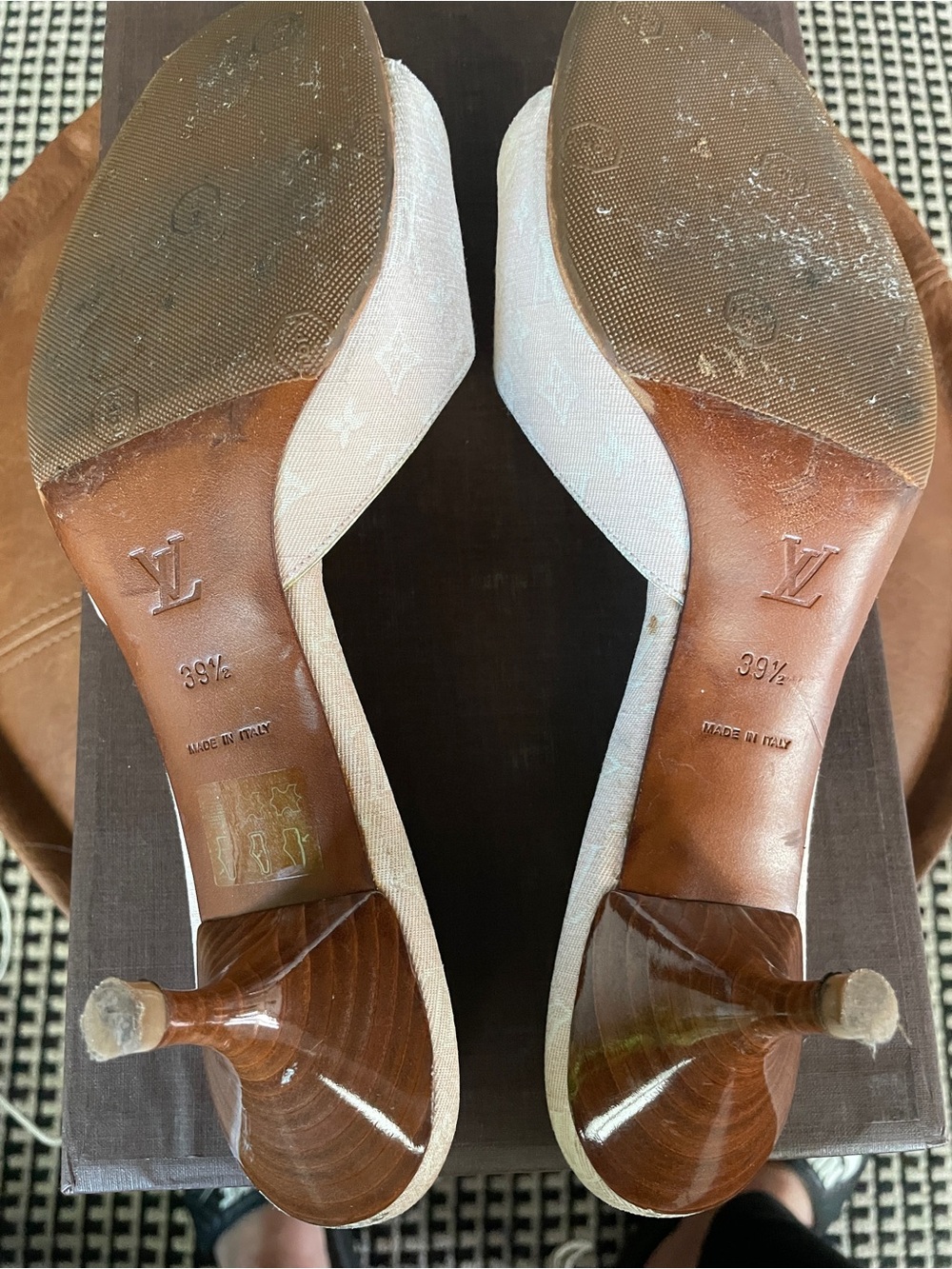 Lois Vuitton Pink Slip-On Bow Sandals - Picture 4 of 5